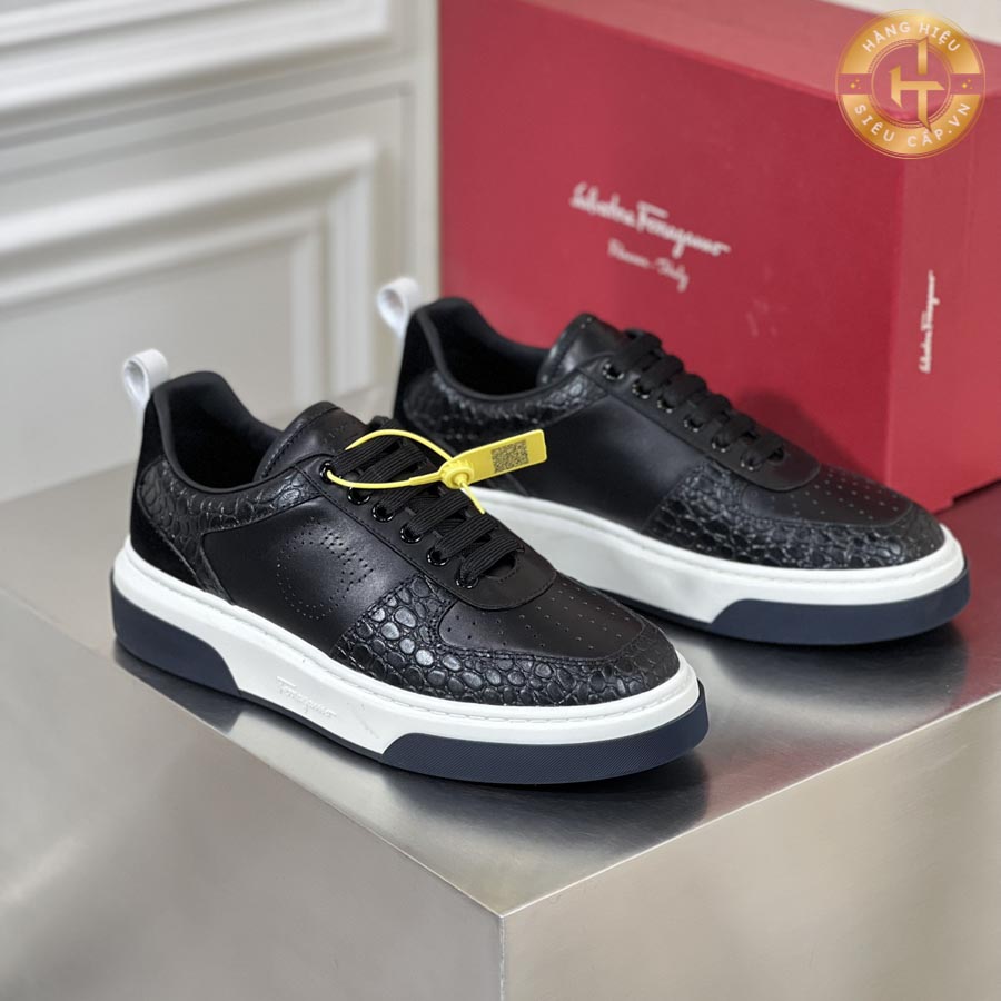 Được thiết kế với sự kết hợp tinh tế giữa tông màu đen và họa tiết trang nhã, đôi giày thể thao cao cấp này tạo nên vẻ đẹp độc đáo