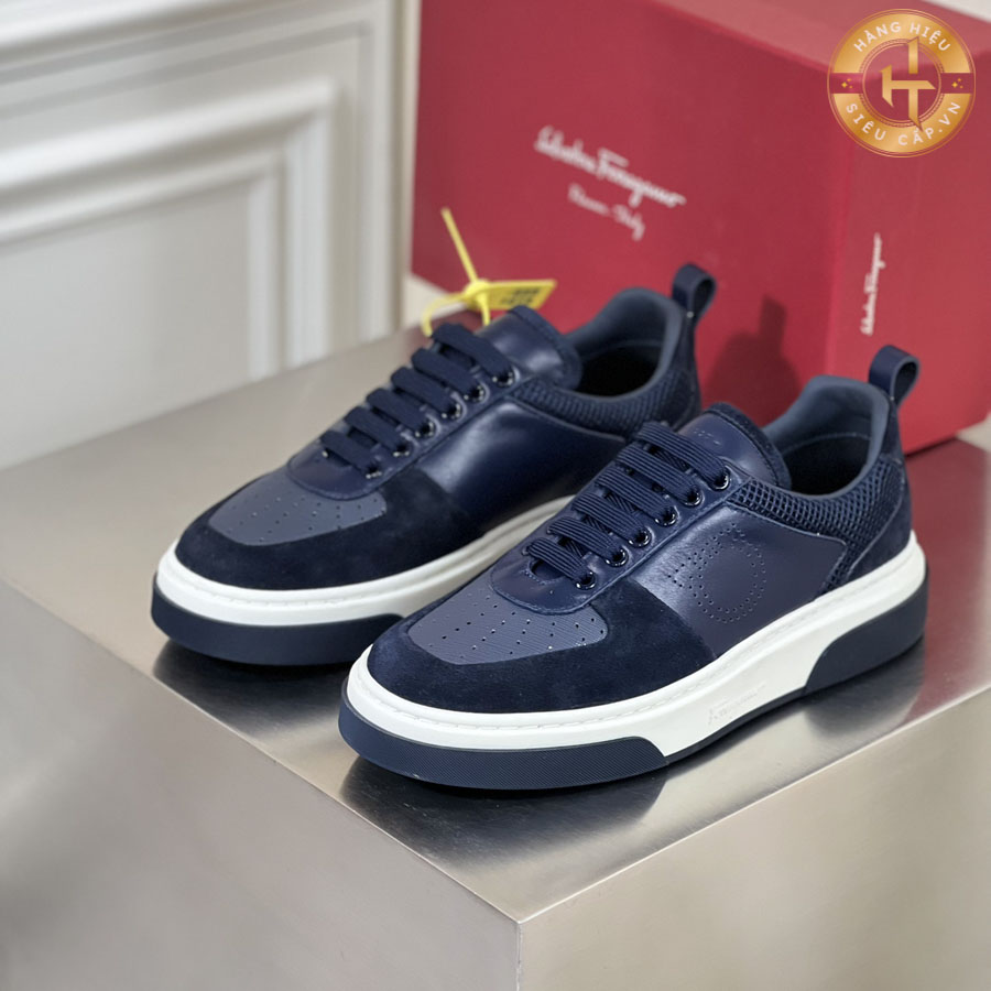 Với sự pha trộn tinh tế giữa chất liệu cao cấp và kiểu dáng đẳng cấp, đôi giày Ferragamo tạo nên phong cách sang trọng, độc đáo