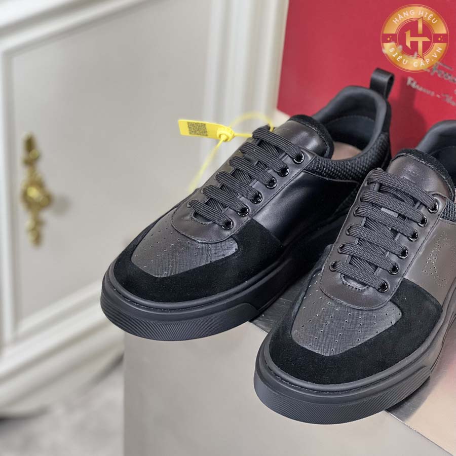 Với sự kết hợp tinh tế giữa tông màu đen và họa tiết trang nhã, đôi giày hiệu này được thiết kế để tạo nên vẻ đẹp độc đáo