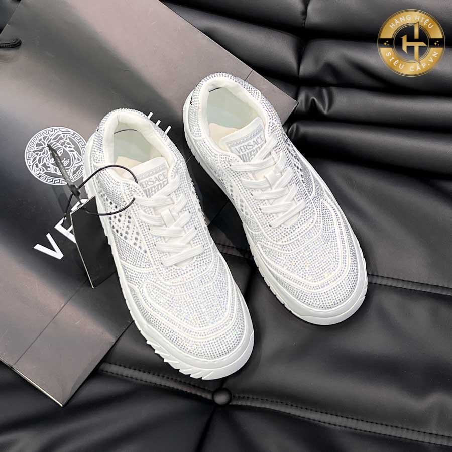 Gam màu trắng của giày Versace thể thao mang đến vẻ thanh lịch