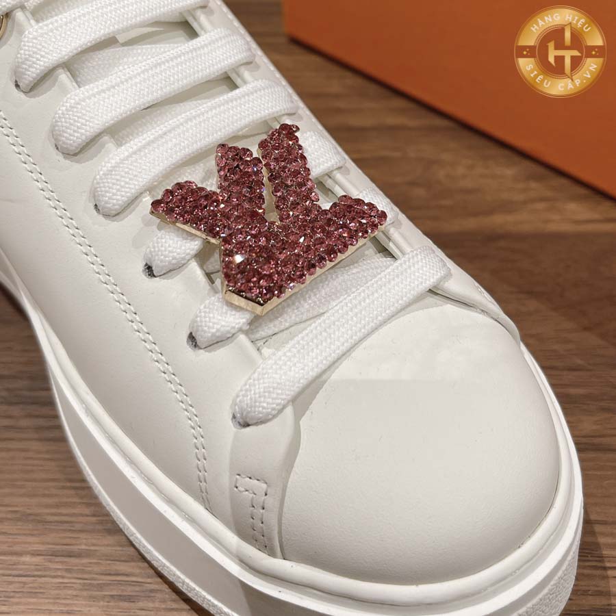 Đôi giày hàng hiệu này kết hợp giữa tông màu trắng tinh tế và logo LV đỏ đã mang lại điểm nhấn đặc biệt