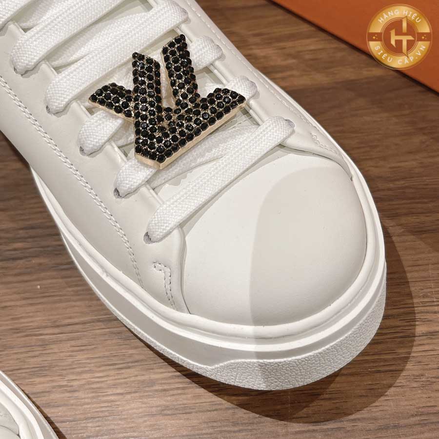 Đôi giầy hiệu này kết hợp giữa tông màu trắng tinh tế và logo LV đỏ đã mang lại vẻ đẹp tuyệt vời