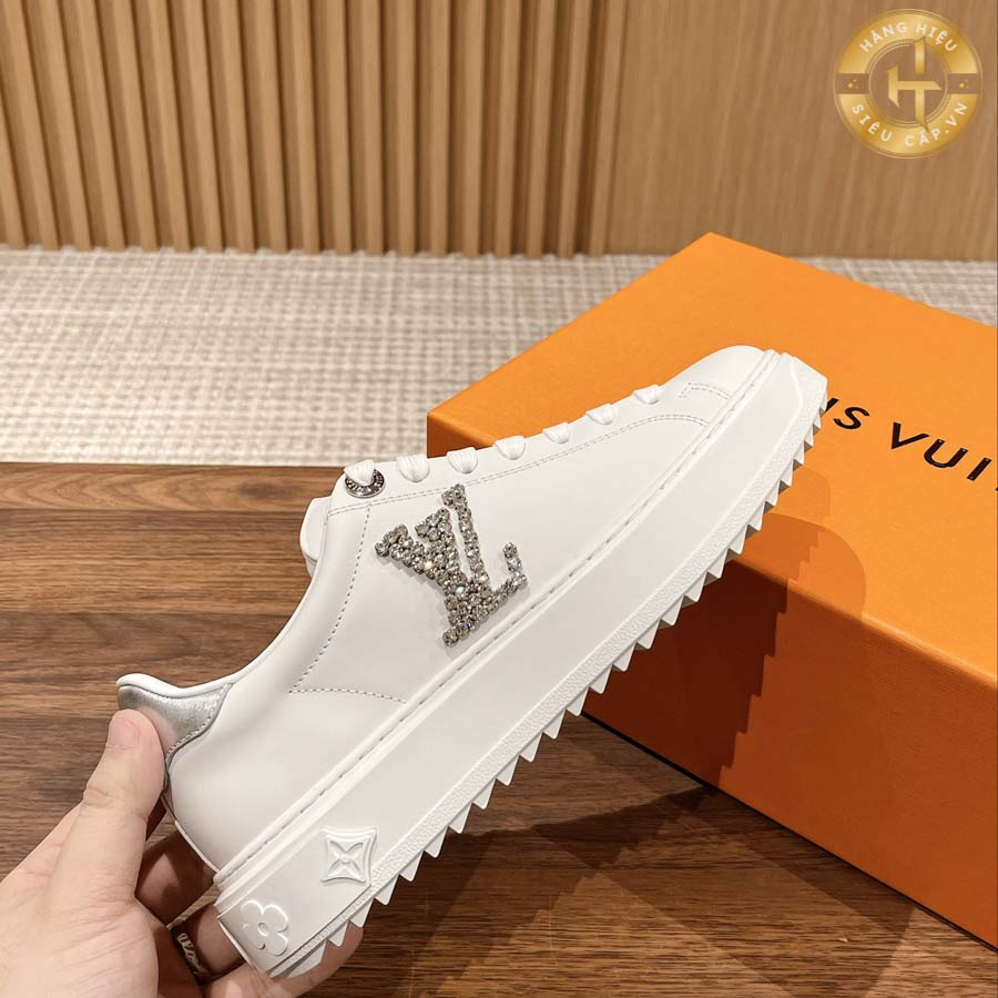Kết hợp giữa tông màu trắng tinh tế cùng logo LV, đôi giầy hiệu này đã mang lại điểm nhấn đặc biệt