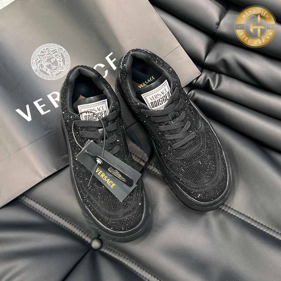 Chi tiết đính đá trên giầy hàng hiệu sneaker Versace like auth được thiết kế đỉnh cao
