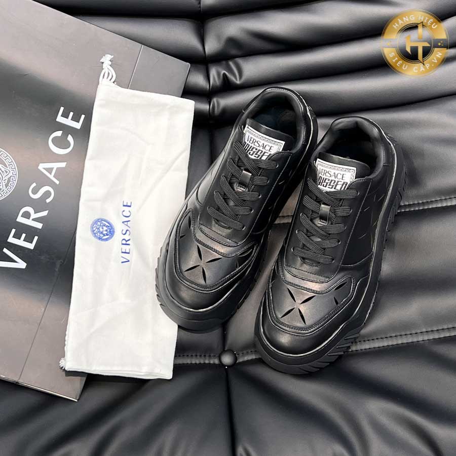 Gam màu đen của giày Versace thể thao mang đến vẻ thanh lịch