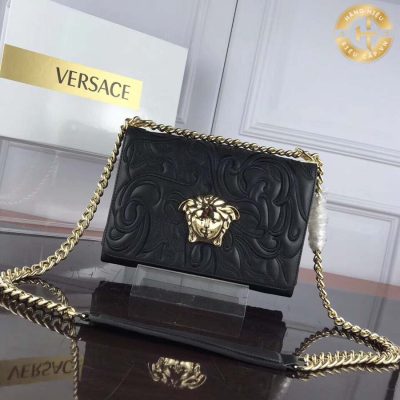 ới thiết kế độc đáo và tinh tế, chiếc túi đeo chéo Versace nữ thu hút ánh nhìn của mọi người