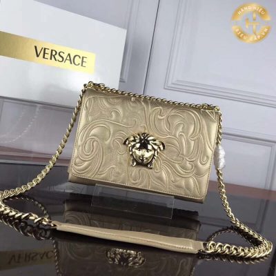 Túi đeo chéo Versace vượt trội với thiết kế tinh tế và độc đáo, tạo nên một phong cách sang trọng và đẳng cấp đặc biệt