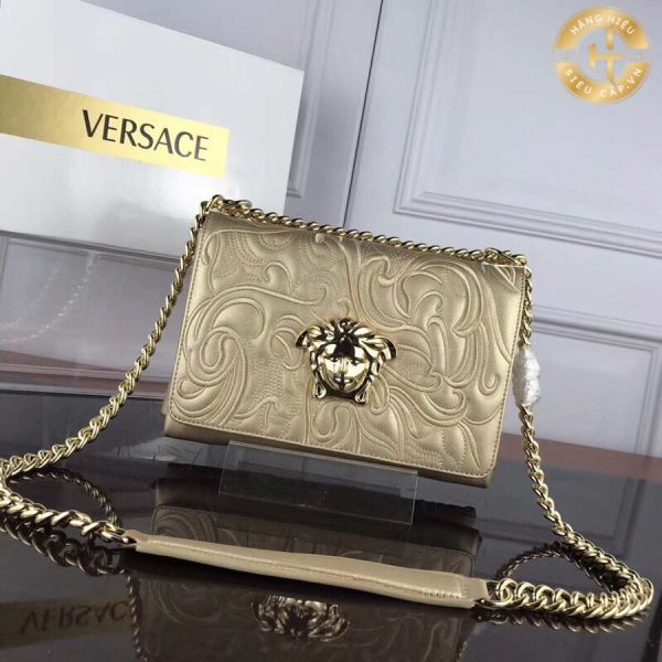 Túi đeo chéo Versace vượt trội với thiết kế tinh tế và độc đáo, tạo nên một phong cách sang trọng và đẳng cấp đặc biệt