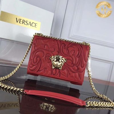 Thu hút ánh nhìn của mọi người, chiếc túi đeo chéo Versace có thiết kế độc đáo, tinh tế tạo nên đẳng cấp sang trọng