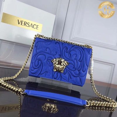 Túi đeo chéo Versace nữ vượt trội với thiết kế tinh tế và độc đáo, mang đến một phong cách sang trọng và đẳng cấp
