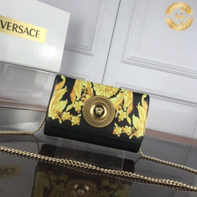 Chiếc túi đeo Versace đã tạo nên vẻ đẳng cấp và sang trọng cho người dùng với thiết kế độc đáo, tinh tế
