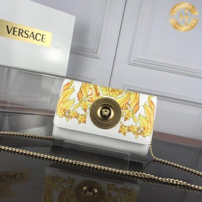 Túi đeo Versace vượt trội với thiết kế tinh tế và độc đáo, đem đến một phong cách sang trọng và đẳng cấp