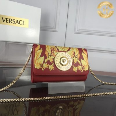 Túi Versace đeo chéo mang đến cho người dùng sự vượt trội với thiết kế tinh tế và độc đáo