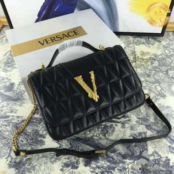 Chiếc túi đeo Versace vượt trội với thiết kế tinh tế và độc đáo, mang đến cho người dùng một phong cách sang trọng