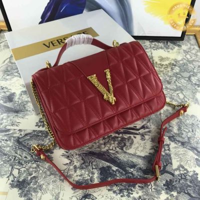 Chiếc túi Versace đeo chéo thu hút ánh nhìn của mọi người với thiết kế độc đáo và tinh tế, tạo ra sự đẳng cấp và sang trọng