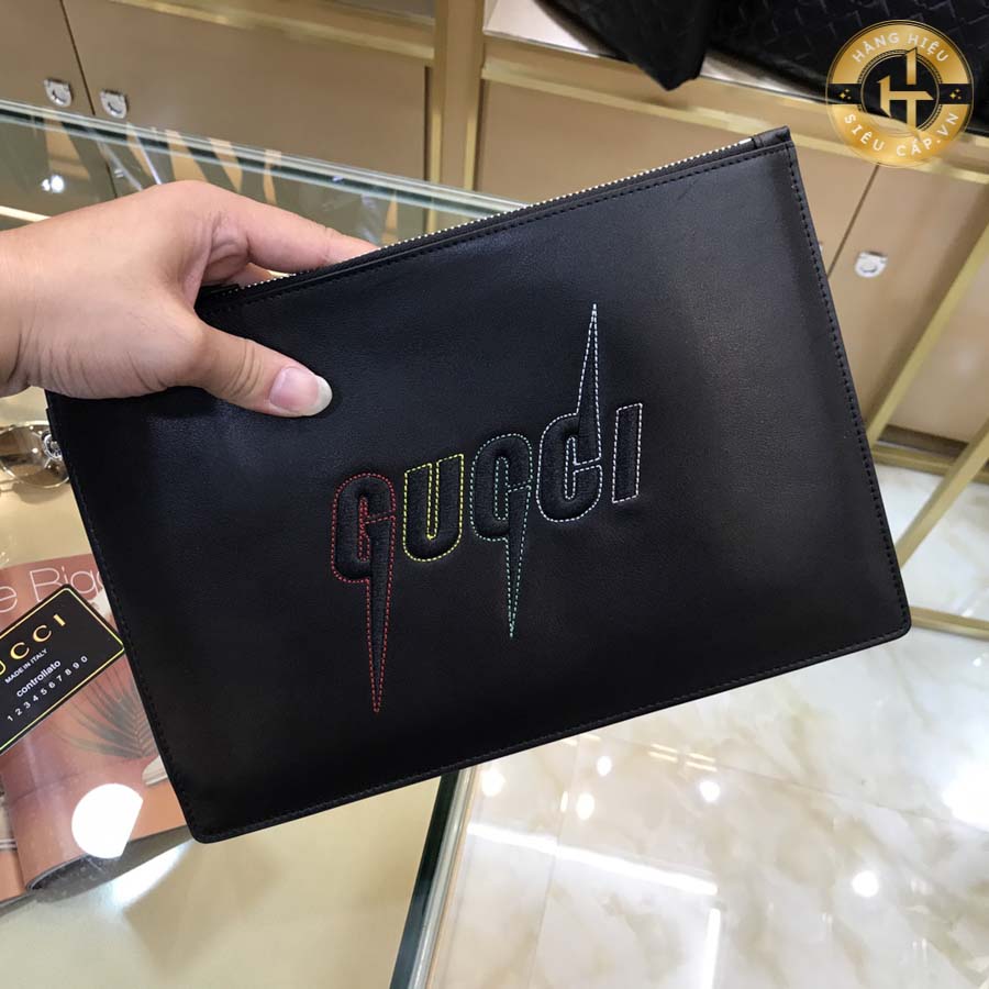 Chữ Gucci cách điệu được in nổi bật trên nền màu đen