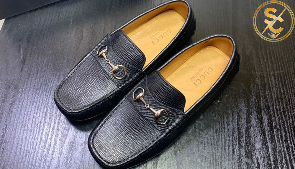 Moca là một loại giày lười đế thấp, được làm bằng chất liệu da cao cấp, mềm mại, ôm chân với kiểu dáng và màu sắc đa dạng