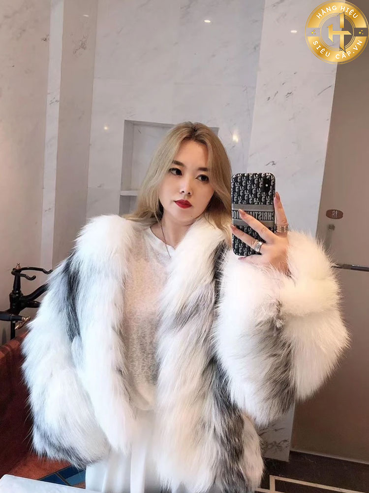 Một trong những lựa chọn phổ biến là kết hợp áo dài cách tân với áo khoác có phong cách trẻ trung