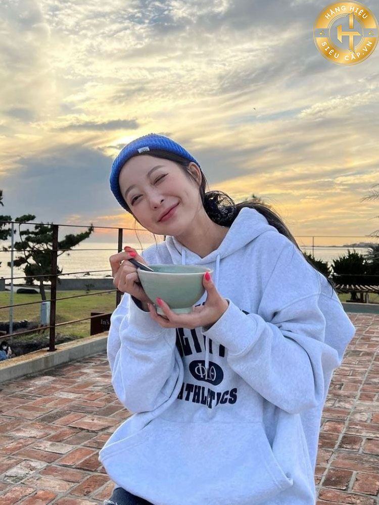 Áo khoác Hoodie được làm từ chất liệu nỉ mềm mại, giúp giữ ấm cơ thể trong thời tiết se lạnh