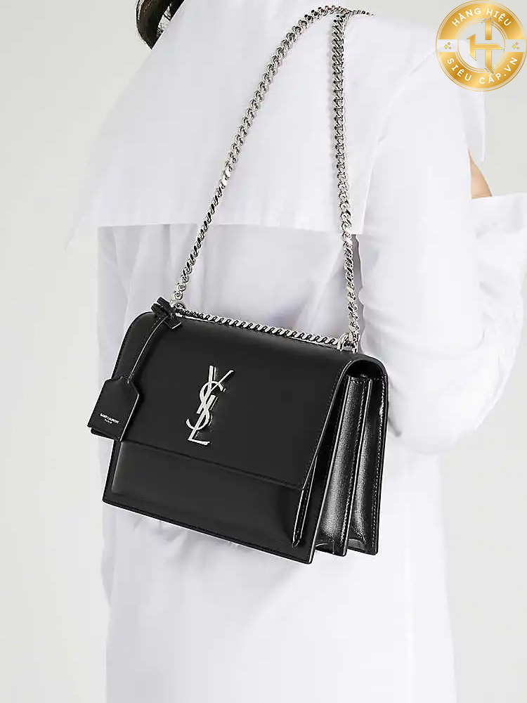 Một chiếc túi YSL xinh đẹp sẽ là lựa chọn vô cùng hoàn hảo nếu nàng muốn mix cùng bộ áo dài cách tân trong dịp lễ tết, cưới hỏi