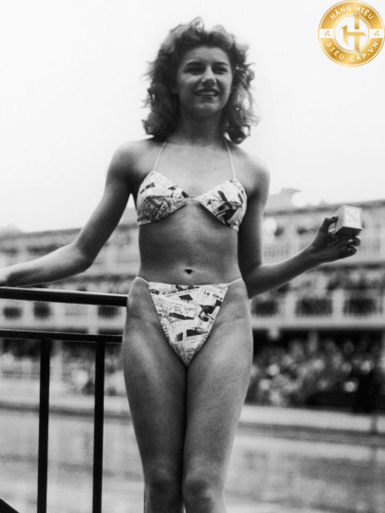 Bikini là gì? Top 10 loại BIKINI SIÊU SEXY cho chị em 2025 Trong những năm 1800, bơi lội trên biển trở thành một hoạt động giải trí phổ biến và các dịch vụ liên quan đến bơi lội cũng phát triển theo