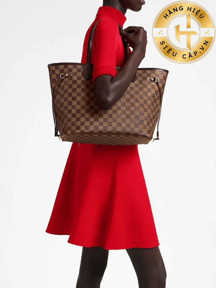 TOP 13 mẫu túi xách LV mới nhất đón đầu xu hướng 2025 Louis Vuitton Neverfull là một trong những chiếc túi LV phổ biến