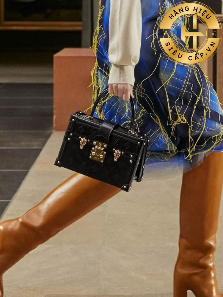 TOP 13 mẫu túi xách LV mới nhất đón đầu xu hướng 2025 Chiếc túi Louis Vuitton Petite Malle dịch theo nghĩa đen là 'chiếc rương nhỏ