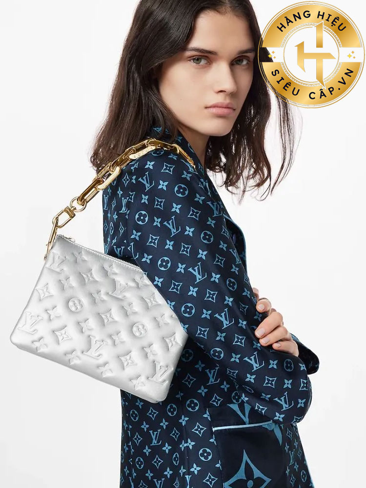 TOP 13 mẫu túi xách LV mới nhất đón đầu xu hướng 2025 LV Coussin nổi bật nhờ thân bằng da mềm mại và chữ lồng LV được chạm nổi.
