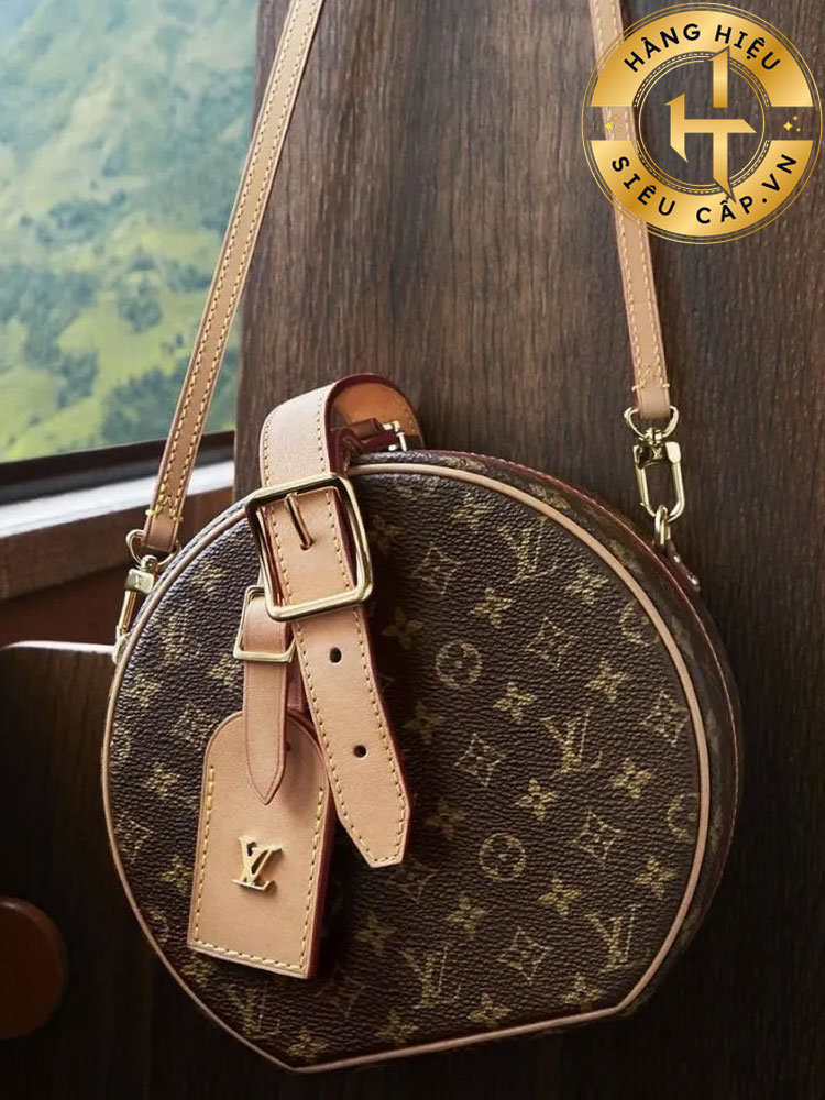 TOP 13 mẫu túi xách LV mới nhất đón đầu xu hướng 2025 Louis Vuitton Boite Chapeau là sự thể hiện hiện đại của những chiếc hộp đựng mũ truyền thống của hãng