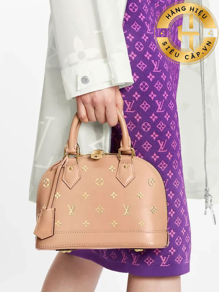 TOP 13 mẫu túi xách LV mới nhất đón đầu xu hướng 2025 Được đặt theo tên của cây cầu Alma nổi tiếng ở Paris, Louis Vuitton Alma được thiết kế bởi cháu trai của người sáng lập Gaston-Louis Vuitton