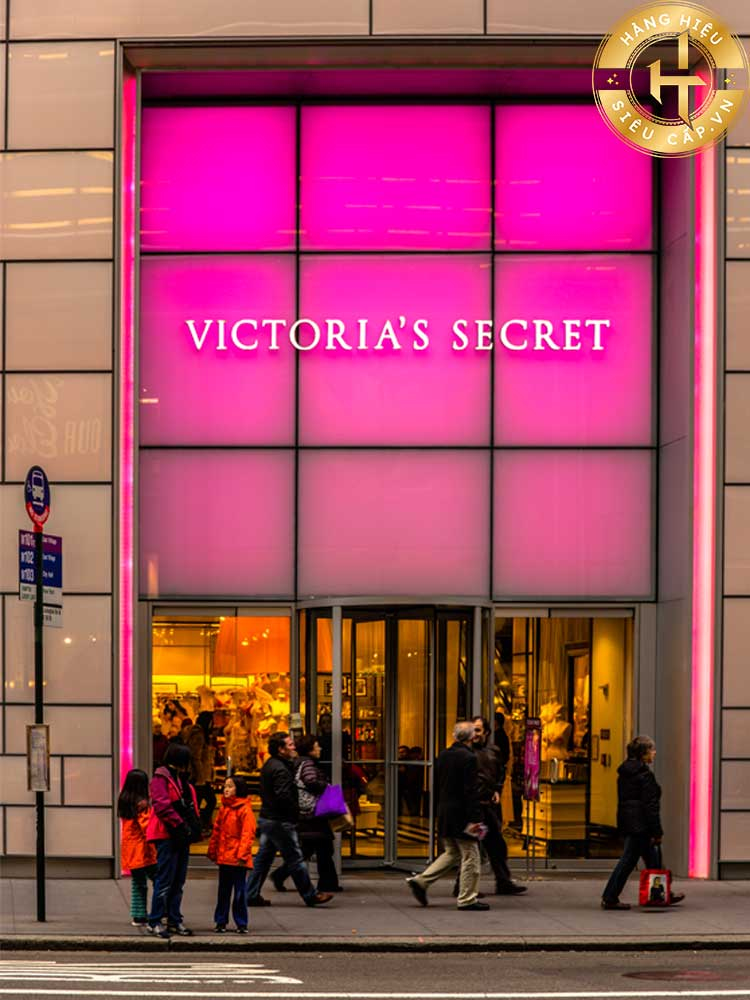 Victoria Secret là gì? Thông tin về thương hiệu Victoria Secret 2025 Cửa hàng Victoria Secret đã gặt hái thành công nhanh chóng và chỉ sau một năm hoạt động