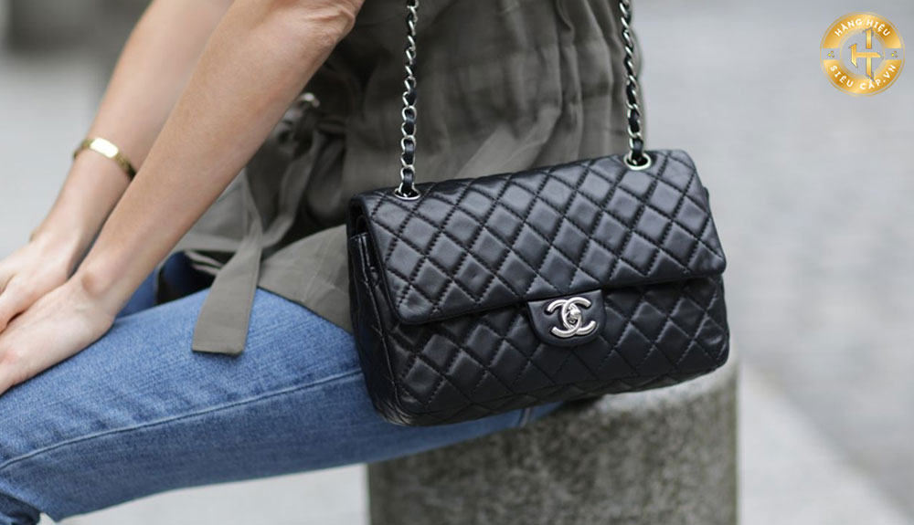 Túi Chanel đen là kiểu túi huyền thoại có tính thẩm mỹ cao, đem đến sự sang trọng và đẳng cấp cho người sử dụng