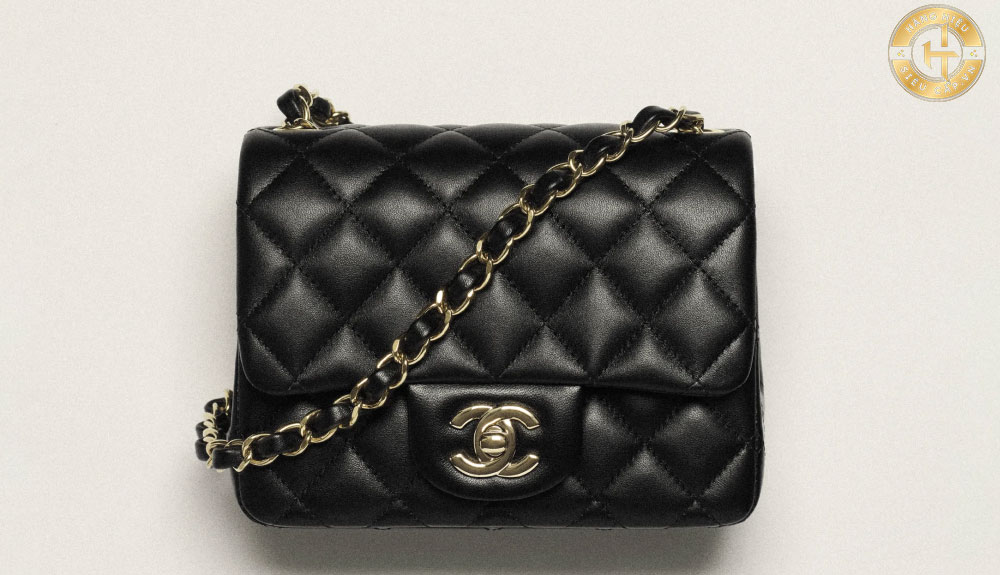 Túi đeo chéo Chanel là một biểu tượng thời trang không thể thiếu của thương hiệu Chanel.
