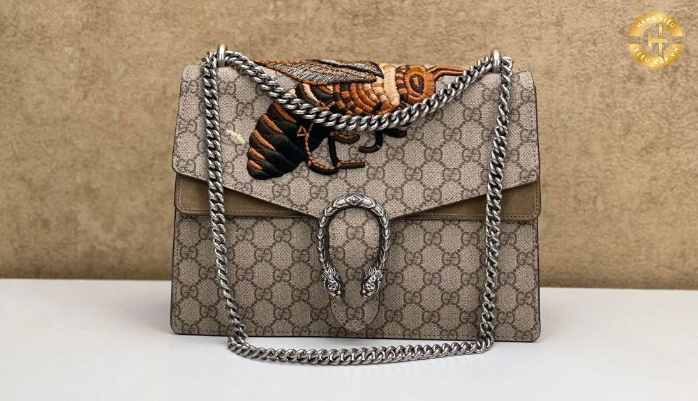 Túi xách Gucci đầu rồng không chỉ là biểu tượng của phong cách và cái đẹp, mà còn thể hiện niềm đam mê và sự tỉ mỉ trong từng chi tiết