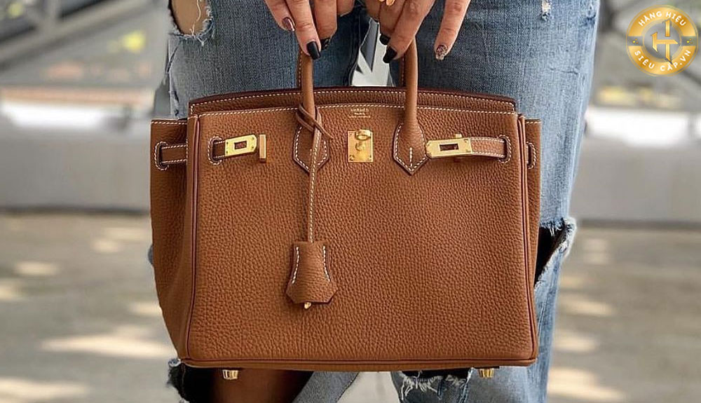 Thiết kế mẫu túi này đơn giản nhưng rất tinh tế với khóa kim loại mạ vàng hoà trộn hoàn hảo trên nền màu nâu vintage