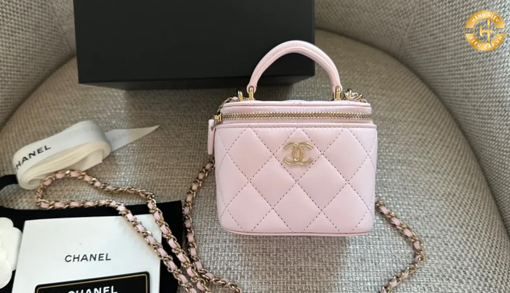 Túi hộp Chanel mang họa tiết thiết kế hình quả trám đặc trưng của thương hiệu