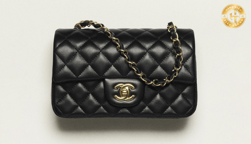 Túi Chanel được làm bằng những miếng da thật nguyên bản và gia công trực tiếp bằng tay