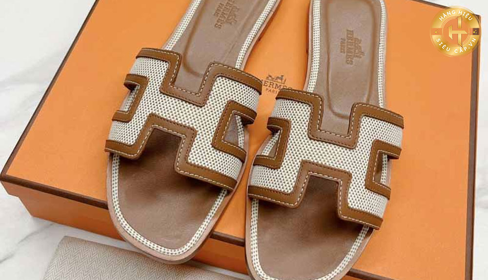 Dép Hermes đế gỗ Oran Leather được làm từ chất liệu bền bỉ và mang lại cảm giác thoải mái khi đeo