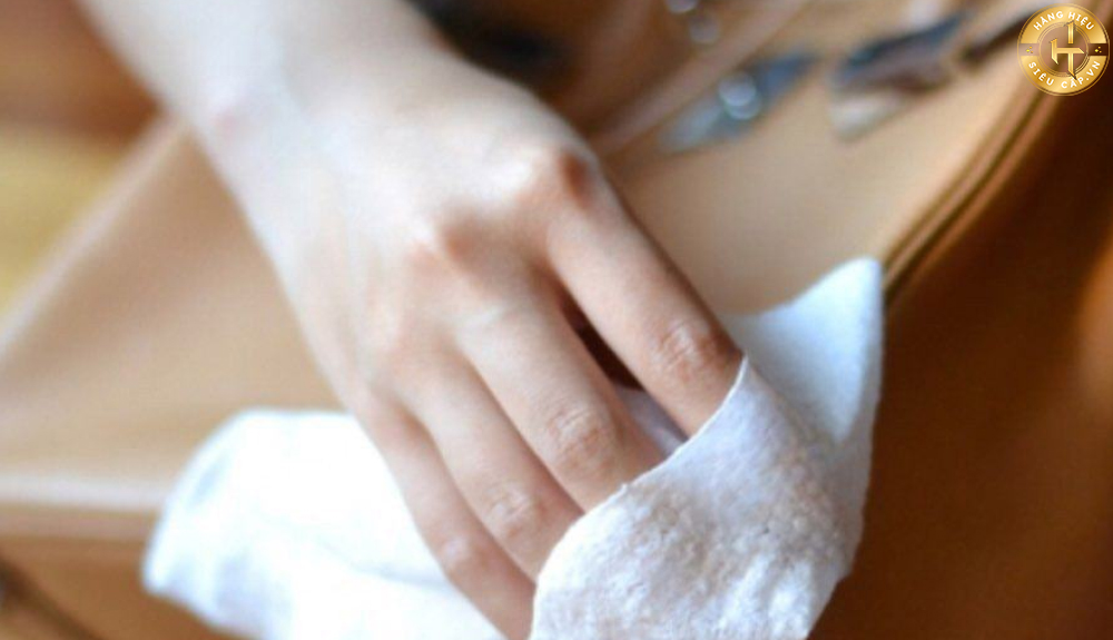 Những nguyên tắc khi làm sạch túi da bị bẩn mà bạn cần biết.