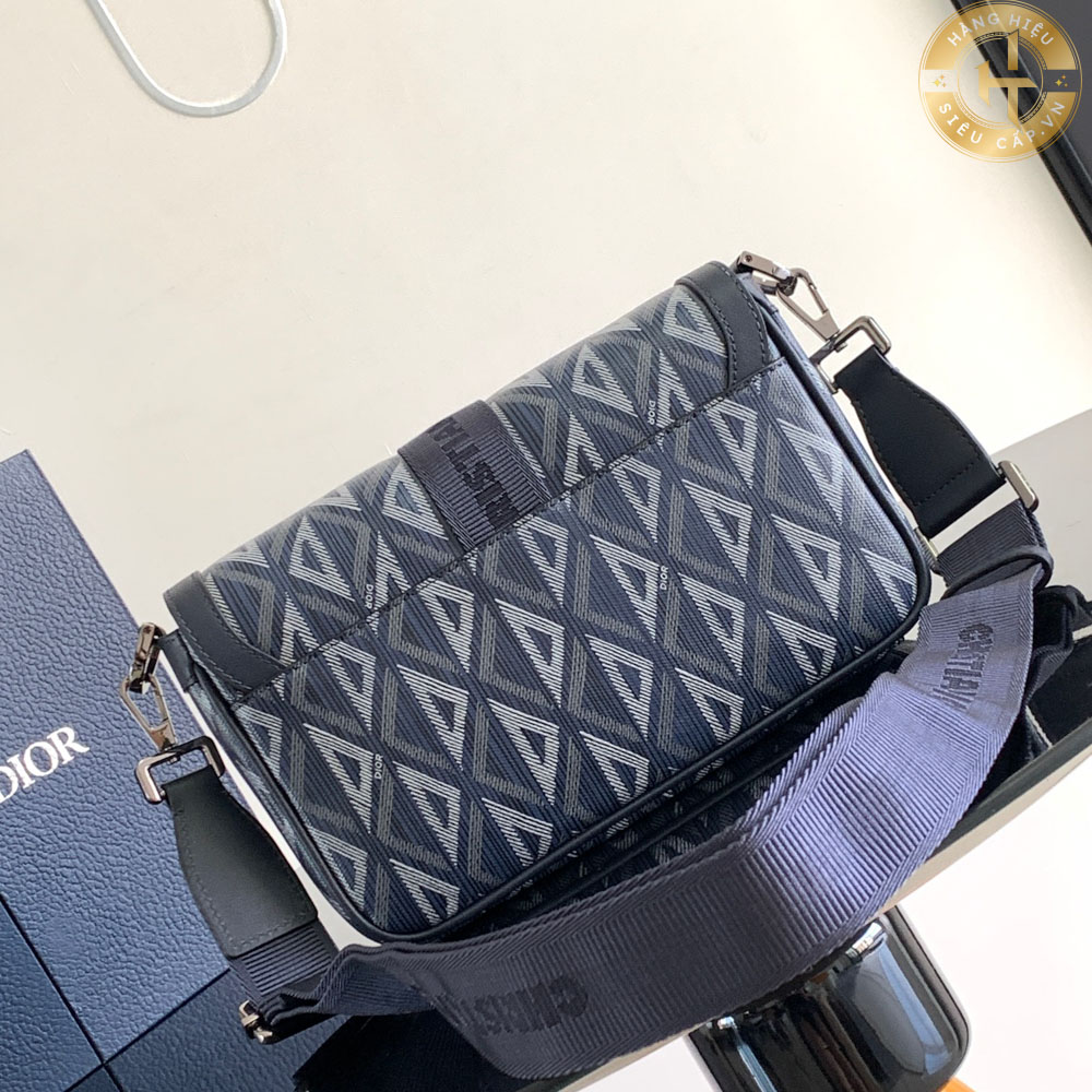 Túi đeo chéo Dior phiên bản Oblique sử dụng kỹ thuật phối màu tinh tế.