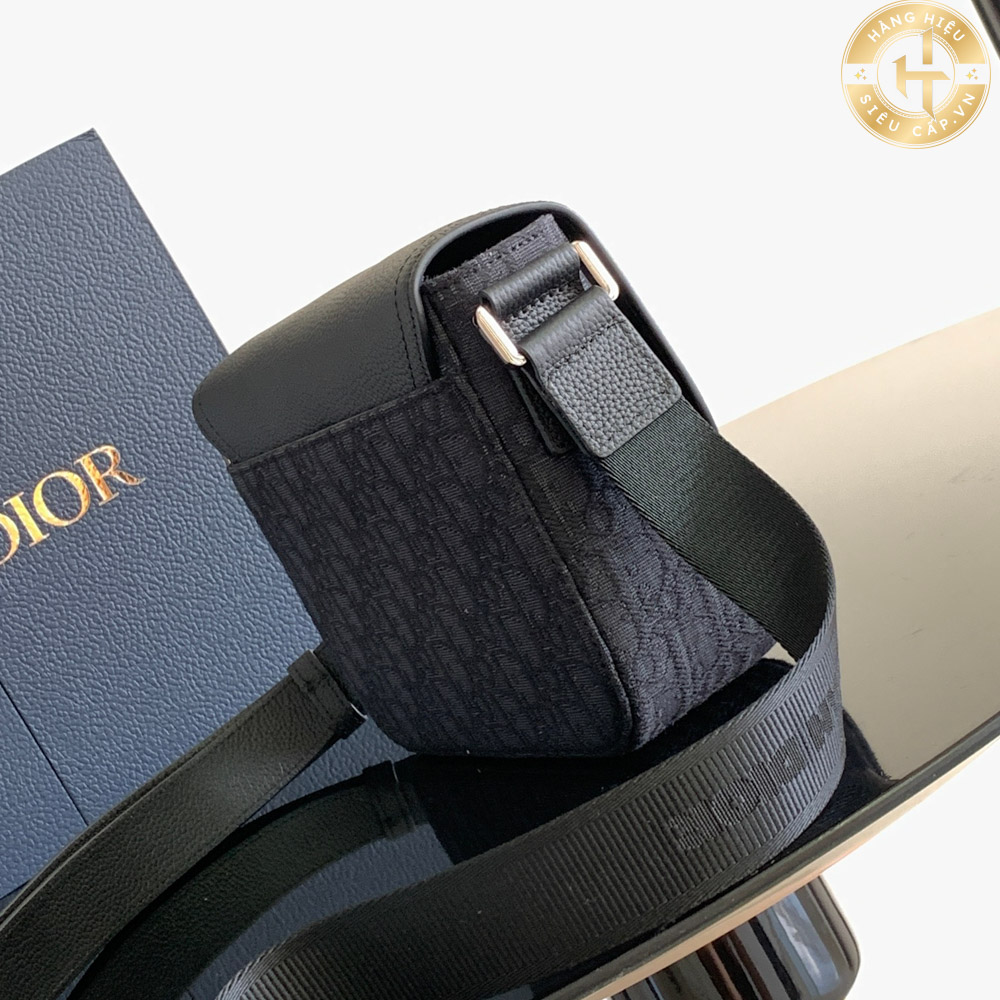 Túi chéo Dior Oblique màu đen CD 206 được chế tác với sự tỉ mỉ và tinh tế