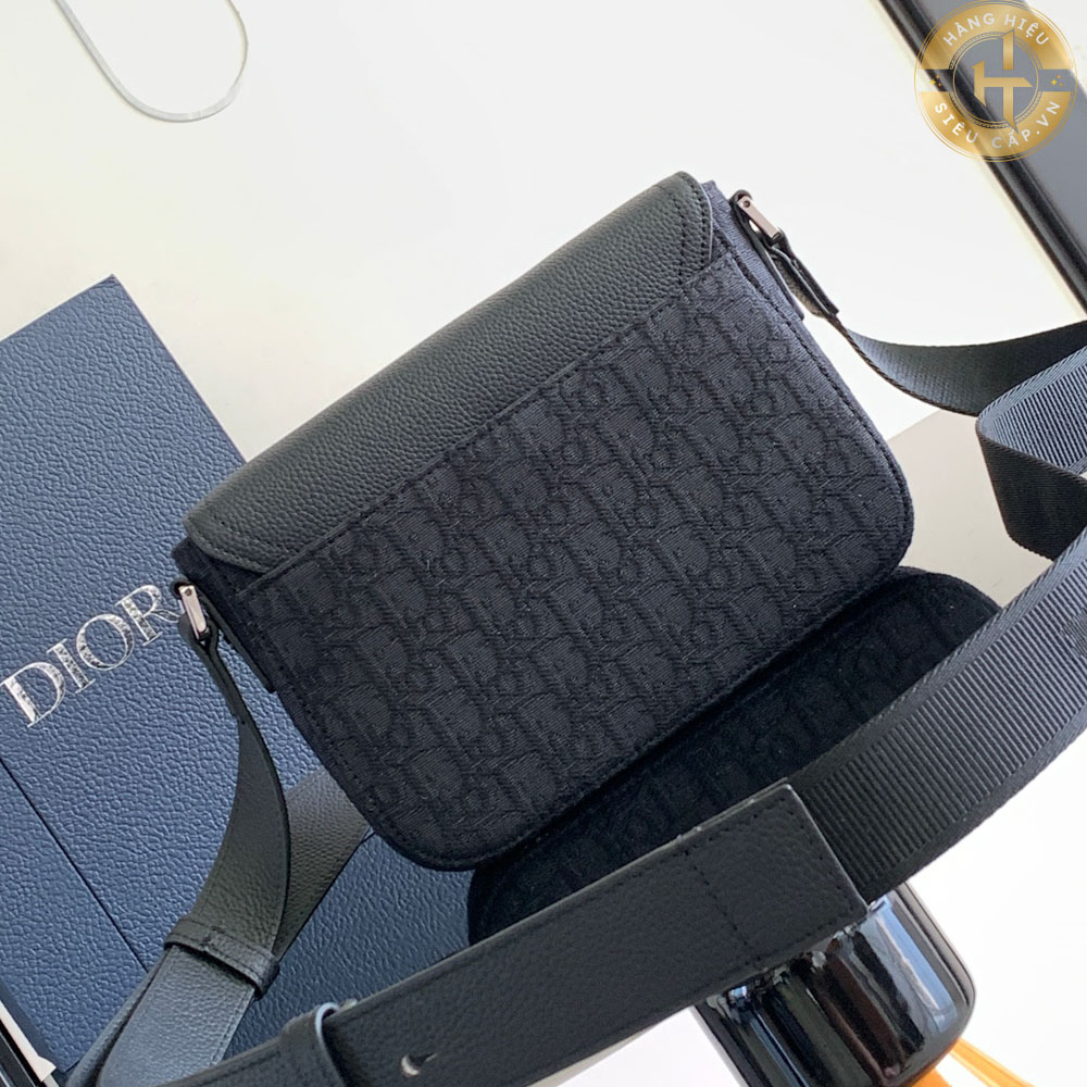 Mẫu túi Dior đeo chéo phiên bản hàng hiệu siêu cấp này sở hữu màu đen đầy mê hoặc.