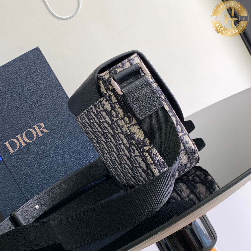 Túi Dior đeo chéo Oblique hoạ tiết Hàng Hiệu cận chính hãng CD 205 được làm từ chất liệu cao cấp đảm bảo độ bền và đẹp của sản phẩm.