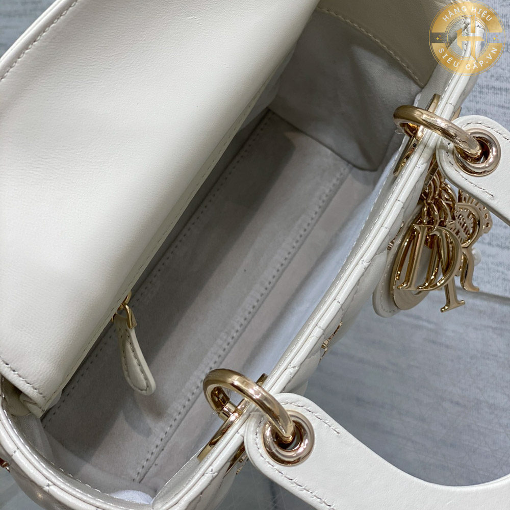 Túi xách Dior được thiết kế với ngăn chứa rộng rãi
