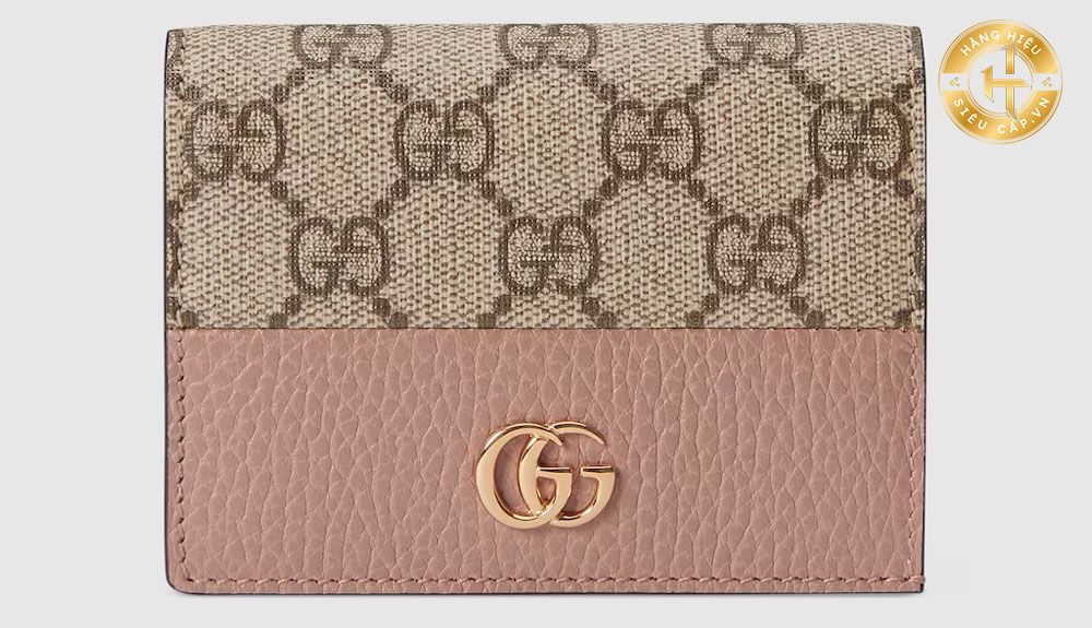 Không quá phụ thuộc vào máy móc, mọi sản phẩm ví đựng thẻ Gucci đều được may thủ công