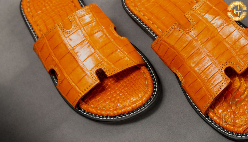 Dép Hermes da cá sấu là một trong những loại dép cao cấp được sản xuất bởi chất liệu da cá sấu đẳng cấp.