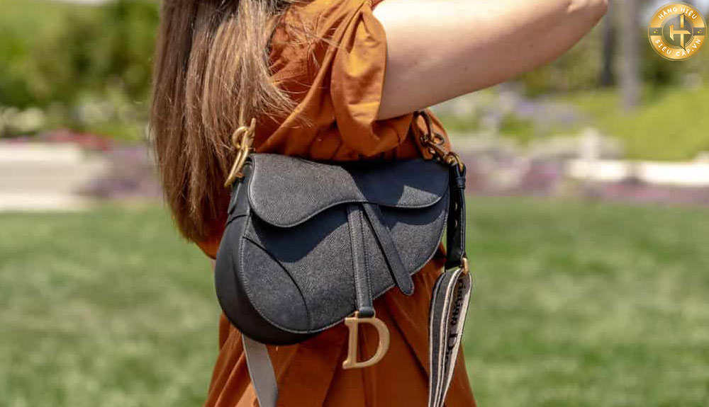 Túi đeo chéo Dior Saddle Bag là một trong những mẫu sản phẩm nổi tiếng nhất của Dior.