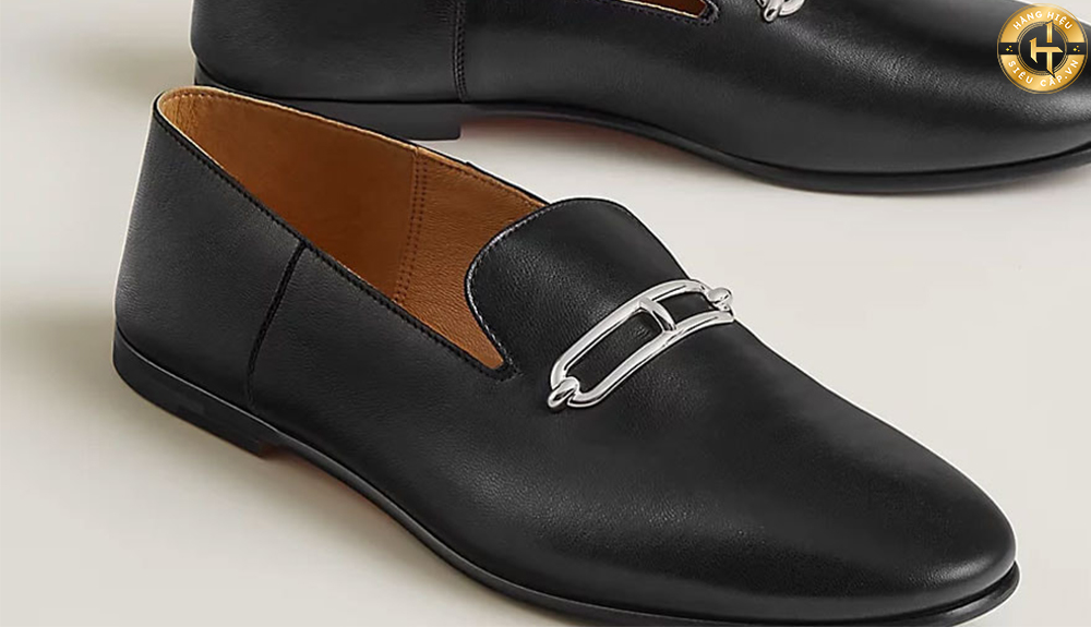 Mức giá tham khảo cho một đôi giày lười Hermes chính hãng có thể dao động từ khoảng 700 USD ( USD ) trở lên.