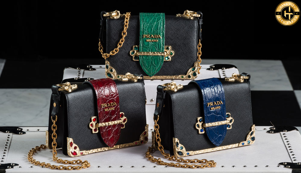 Trung bình giá của các mẫu túi Prada chính hãng thường từ khoảng 900 USD đến 5000 USD.