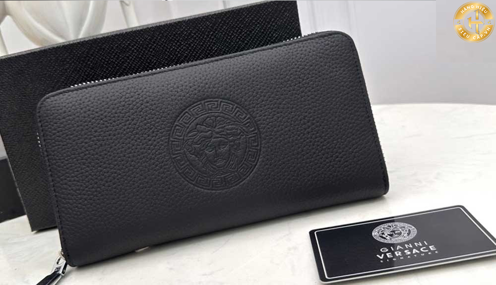 Hiện nay ví Versace nam nữ siêu cấp đã có sẵn trên thị trường với mức giá dao động từ 1.000.000 VNĐ đến 2.000.000 VNĐ.